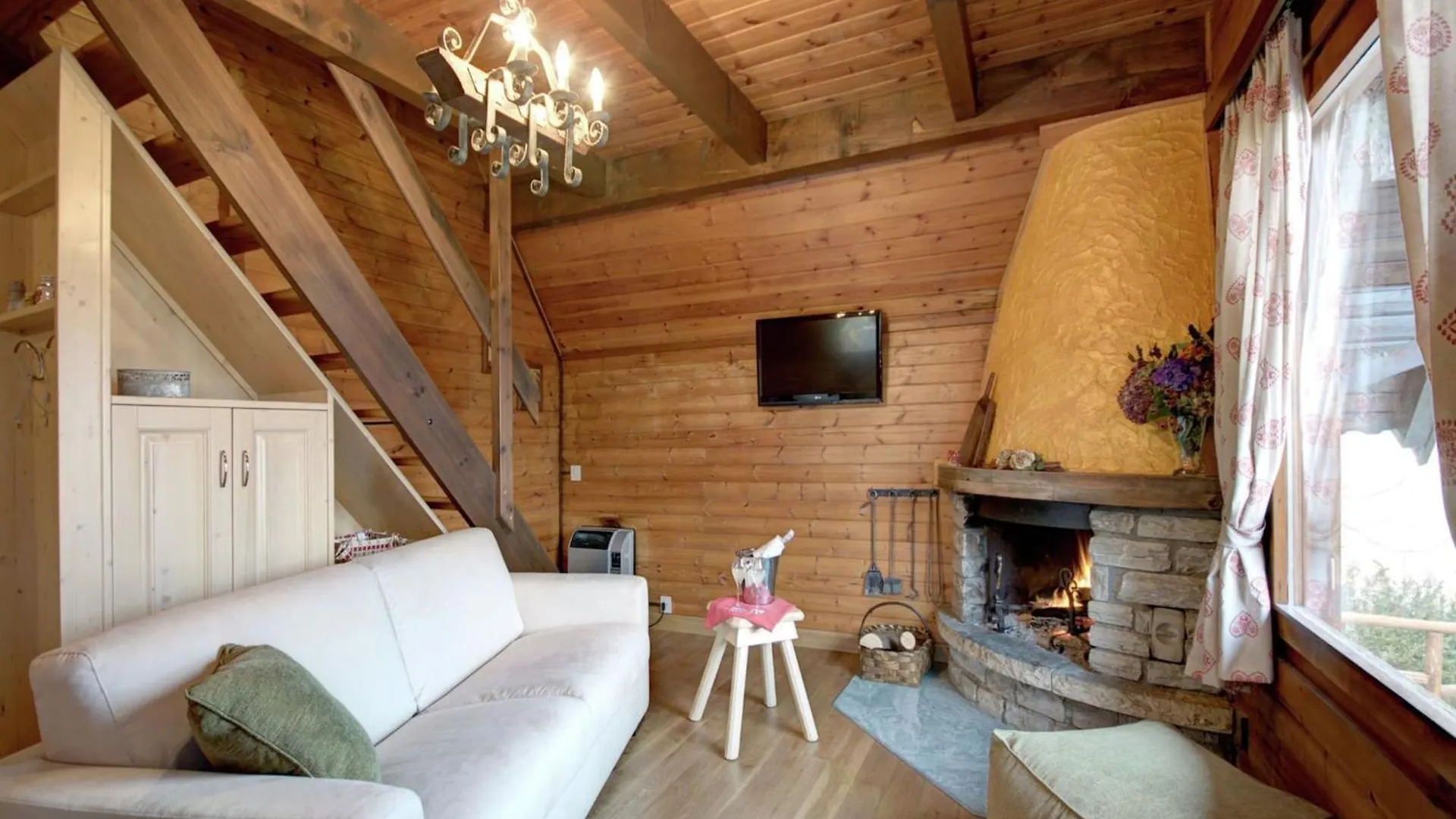 Spacious Chalet In Cutigliano With Swimming Pool